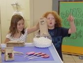 <b>Niños venden pastas de orinal como caramelo</b>
